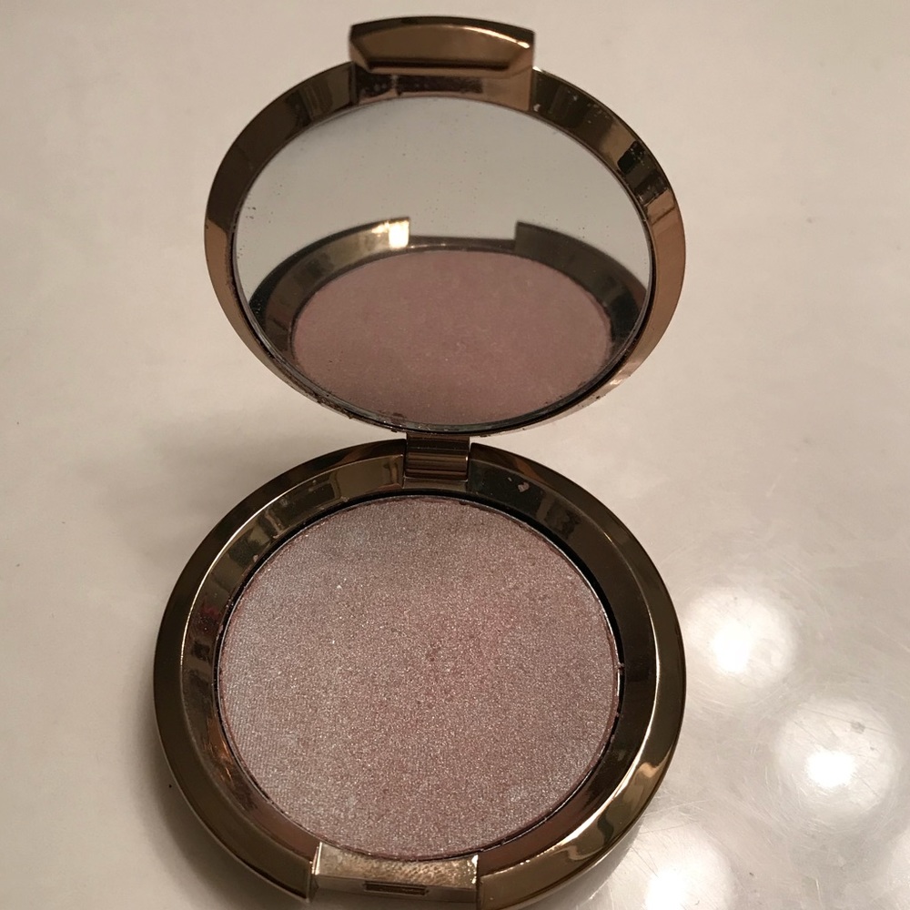 Becca Light Chaser Highlight - Opal flashes Jade